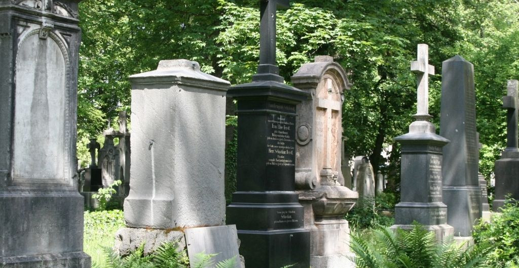 Grabsteine auf dem Alten Südlichen Friedhof in München