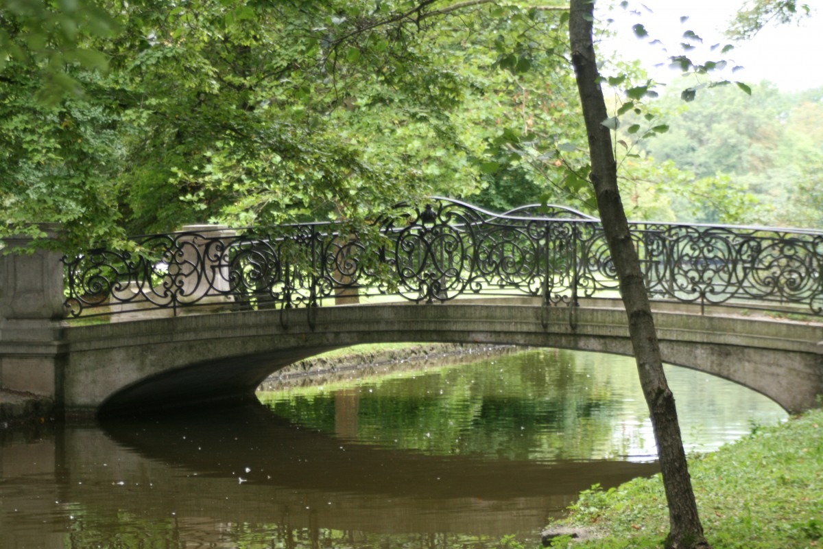 Brücke über Kanal im Schlosspark
