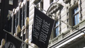 Fassade mit Fahne, auf der "Do what you love" steht