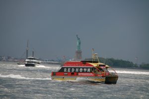 Wassertaxi vor Lady Liberty