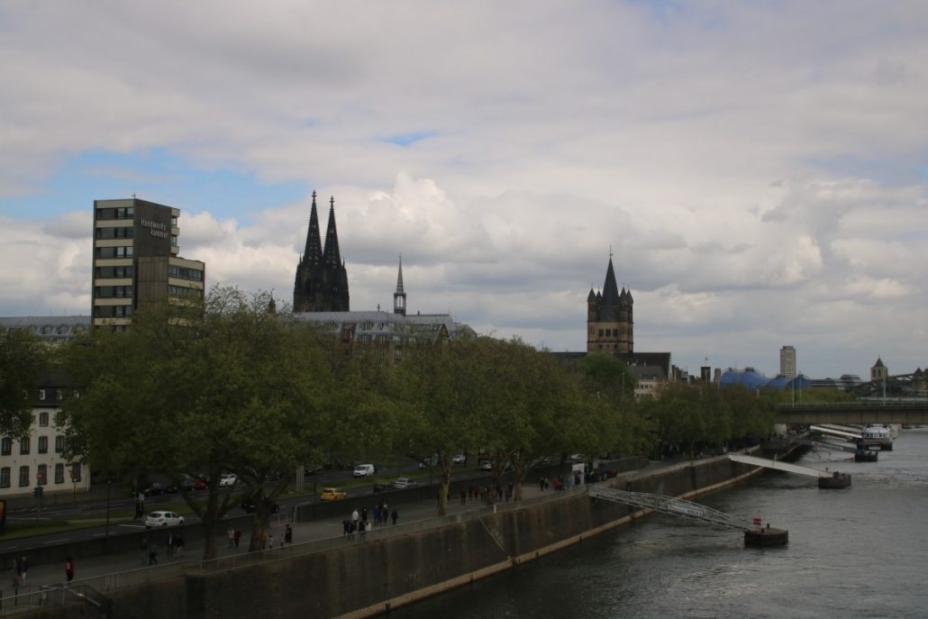 Blick auf die Rheinpromenade mit dem Kölner Dom im Hintergrund