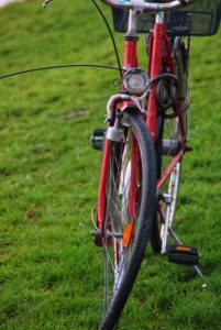kaputtes Fahrrad im Englischen Garten in München