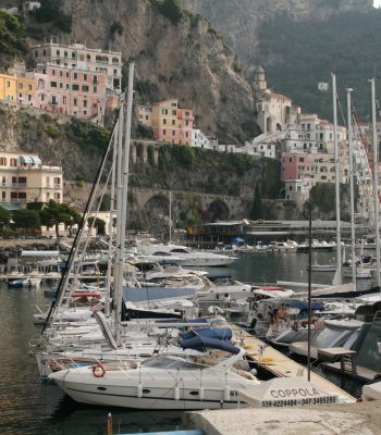 Marina vor der Kulisse von Amalfi