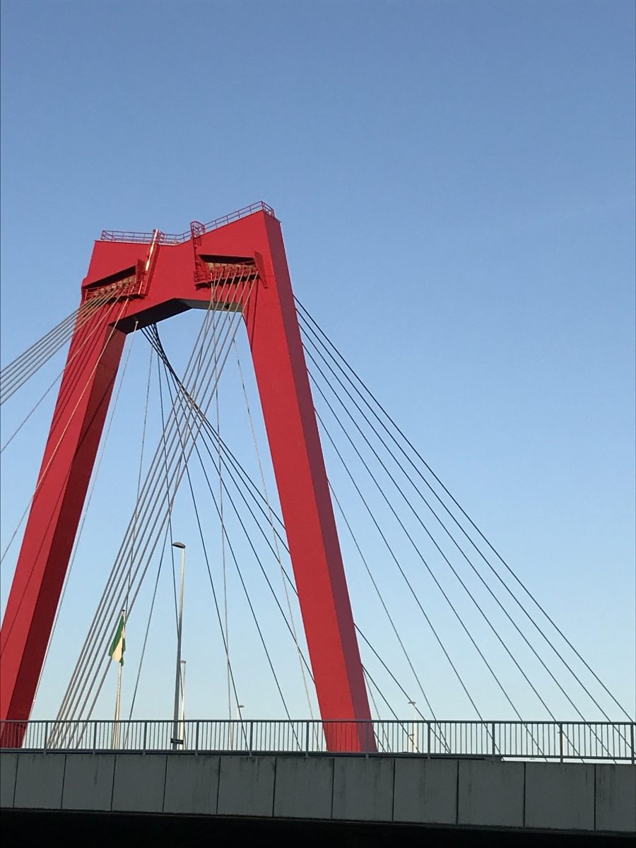 knallroter Pylon der Willemsbrug