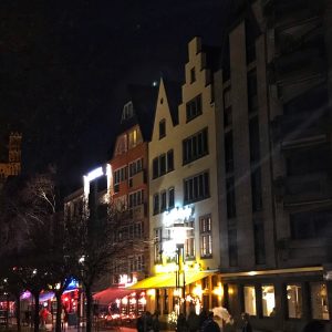 Bunte Fassaden der Kölner Altstadt im Dunkeln