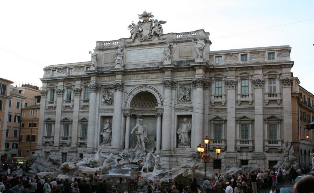Menschenmengen am Trevibrunnen in Rom