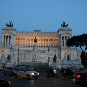 Nationaldenkmal Vittorio Emanuele II in der Dämmerung