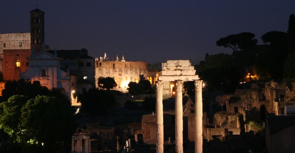 Kollosseum in Rom bei Nacht