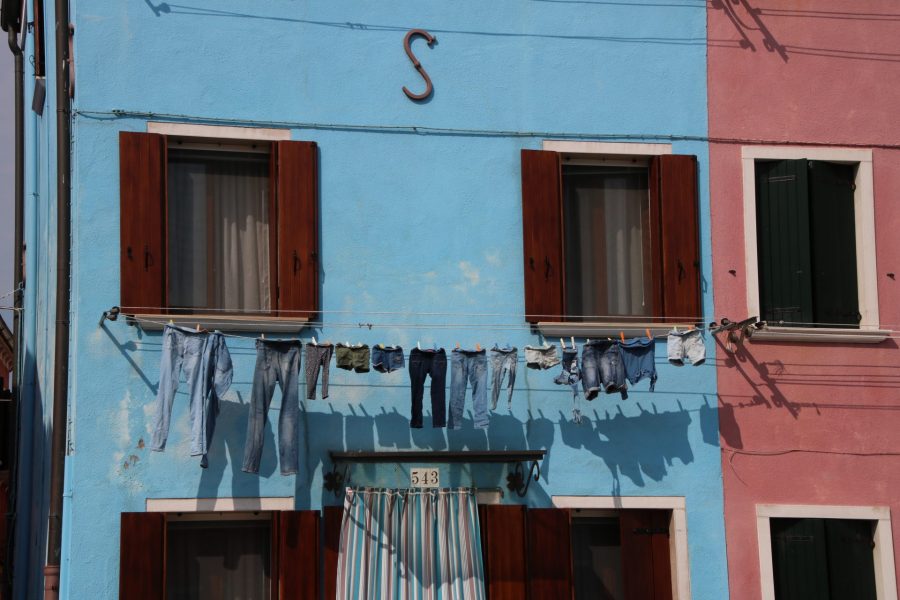 blaue Wäsche vor blauer Fassade