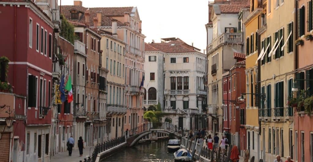 Kanal mit bunten Häusern in Venedig