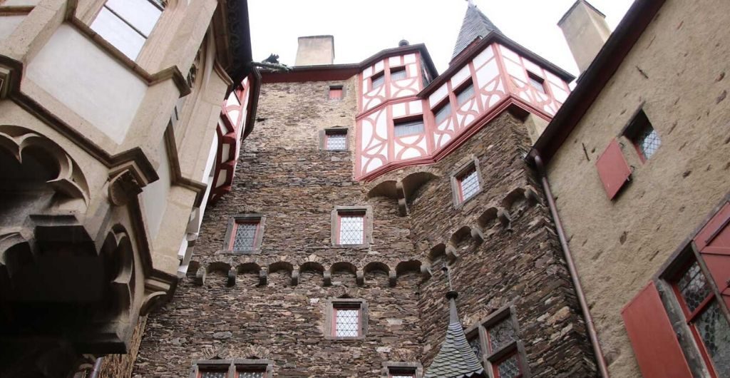 Blick in den Innenhof von Burg Eltz