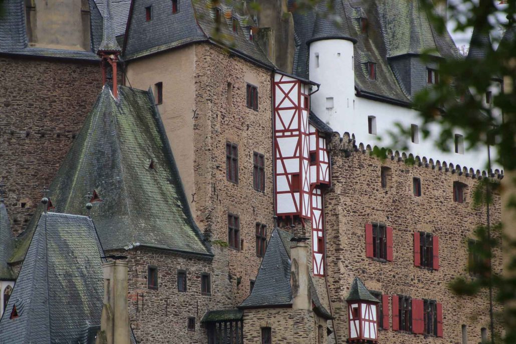 Blick auf die verschiedenen Häuser der Burg Eltz
