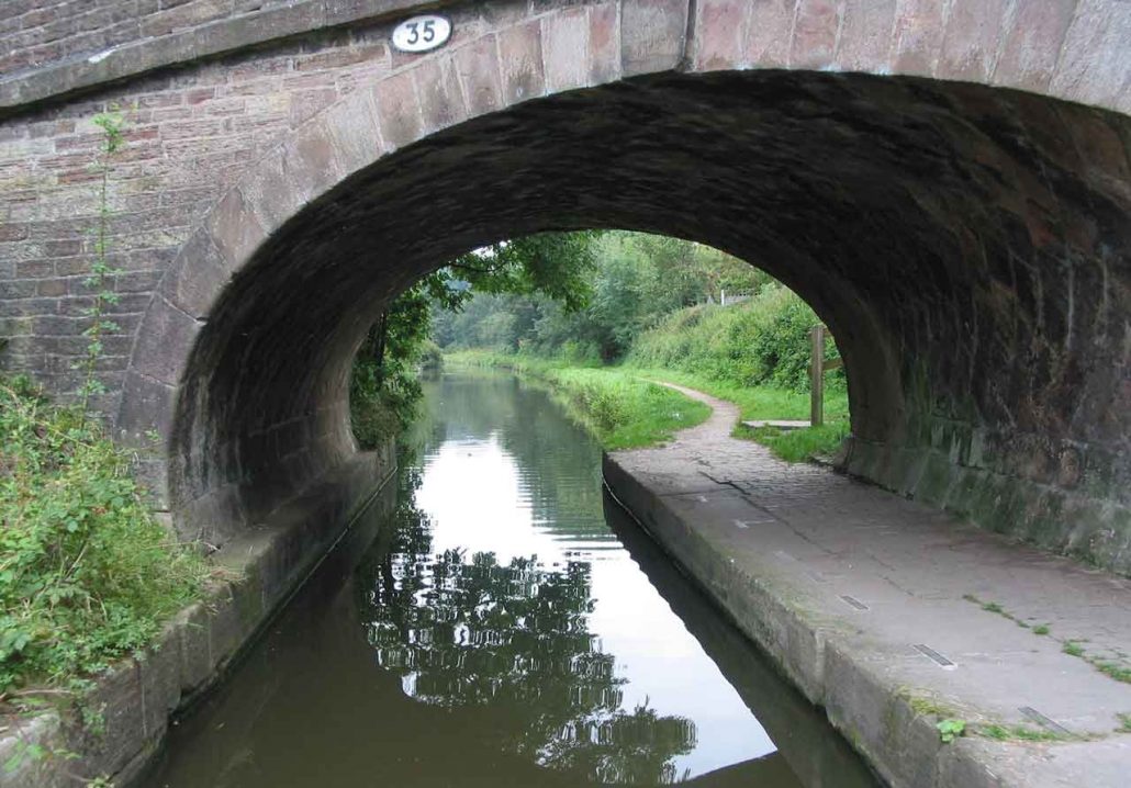 Kanal in England mit Brücke Nr. 35