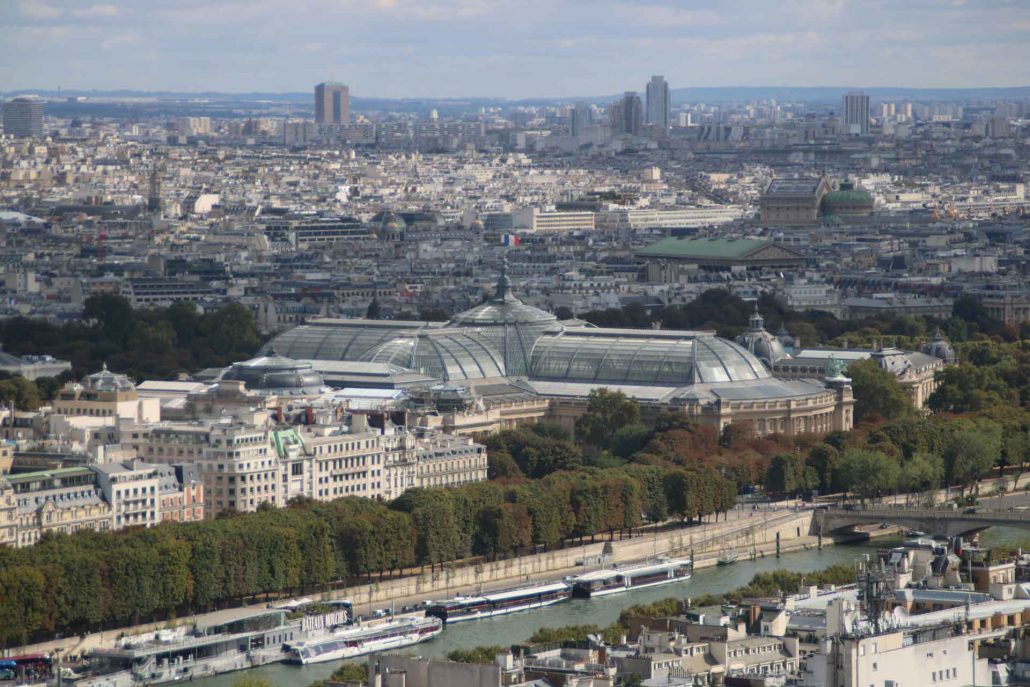 Blick vom Eiffelturm auf das Grand Paleis in Paris