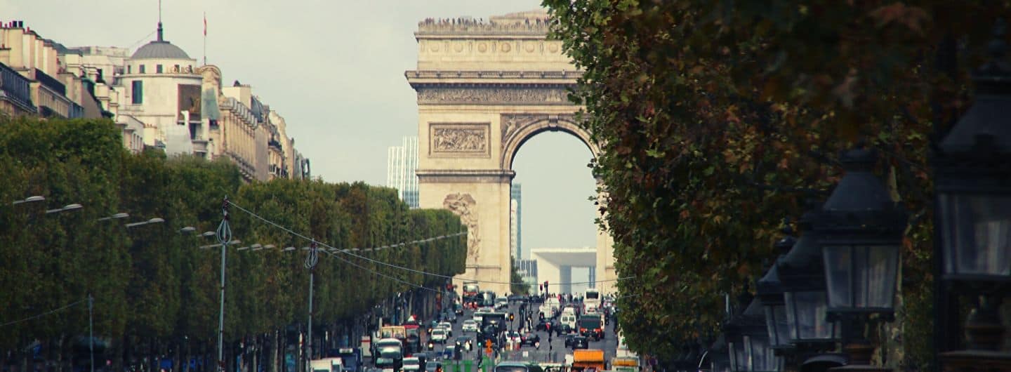 Paris Blick auf Triumphbogen und Grand Arche de la Défense