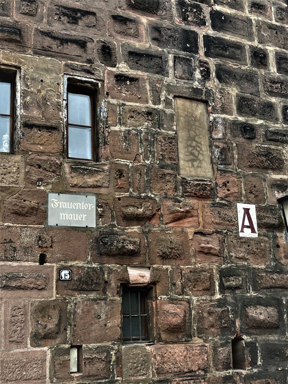 Teil der Nürnberger Stadtmauer - Frauentormauer mit dem Buchstaben A
